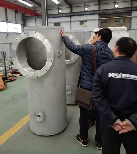 客户参观我公司GIS壳体成品。