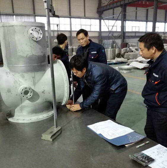 客户对GIS壳体加工尺寸进行检测。