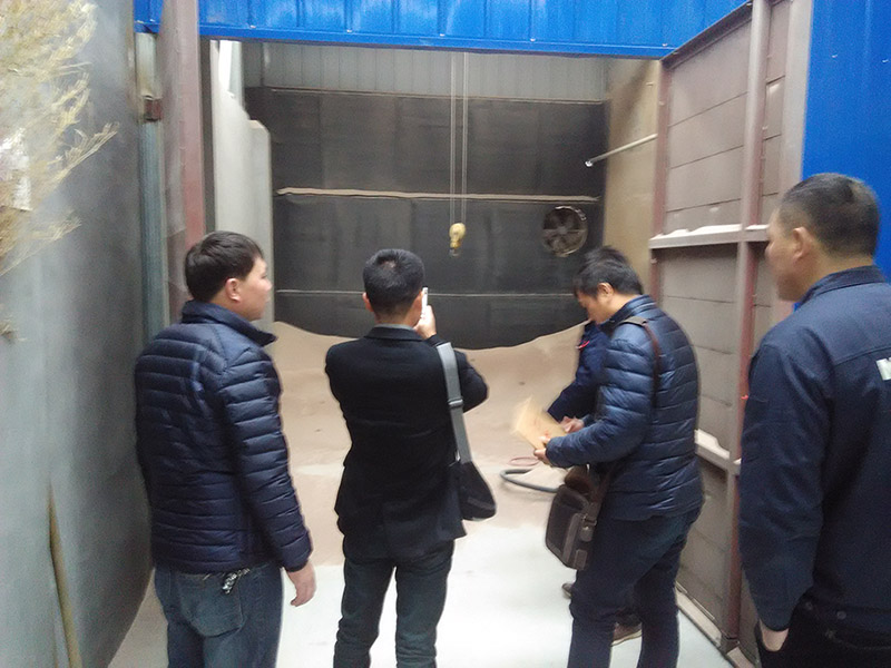 客户参观我公司壳体表面吹沙处理装置